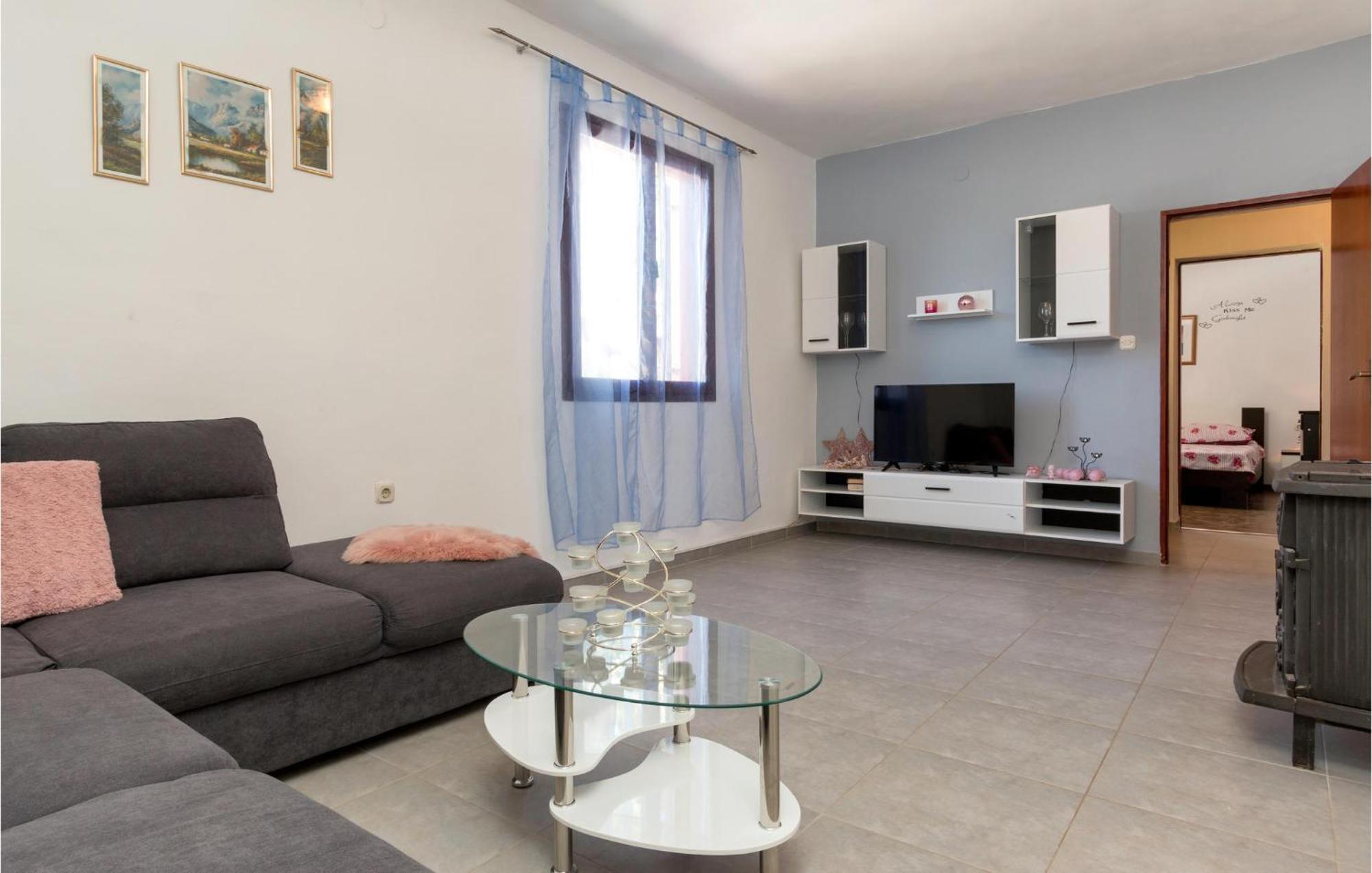 2 Bedroom Beautiful In Sikici Vikendica Pula